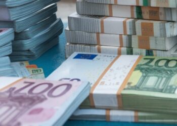 Liasses de billets en euros - marché noir de devises