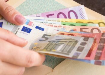 Découvrez le prix de 100 euros en dinar ce 12 avril 2025