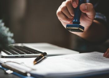 Des titres de séjour vendus à 10 000 euros en France