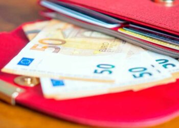 Somme maximale autorisée en avion en Algérie : 23 000 euros saisis sur un voyageur