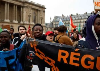 Régularisation des sans-papiers en France, une mission presque impossible