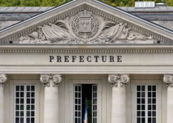 En France, il faut payer 800 euros pour un rendez-vous en préfecture