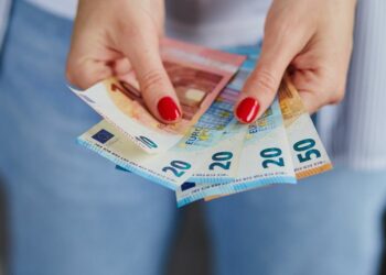 Prix de 100 euros sur le marché noir de devises en Algérie