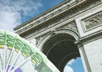À combien s'échange la somme de 100 euros en dinar algérien à Paris ?