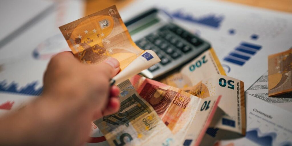 Contribution aux réserves en devises et au service de la dette