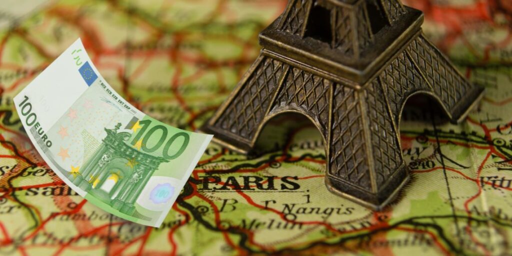 Conversion de 100 euros en dinars à Paris