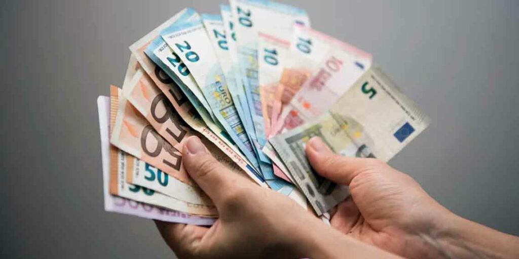 Argent liquide : voici le montant qu'on peut déposer en banque sans justificatif