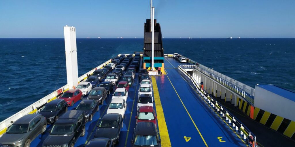 Importation de véhicules et vacances d’été comme facteurs secondaires mais puissants
