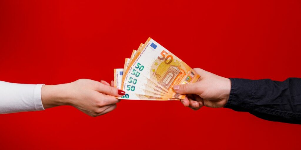 Le billet de 100 euros sur le marché noir à Paris cotés à 26 100 DZD