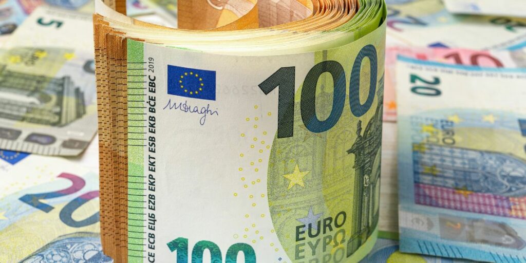 Pourquoi la diaspora évite le circuit officiel pour le change de 100 euros en dinar