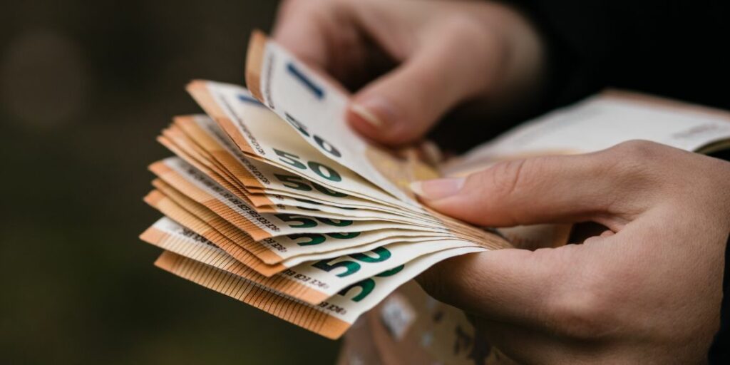 Prix de 100 euros en DZD à Paris et évolution récente du cours