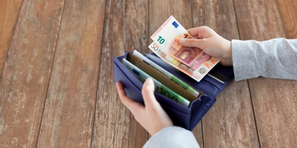 Taux de change de 100 euros en dinar sur le marché parallèle