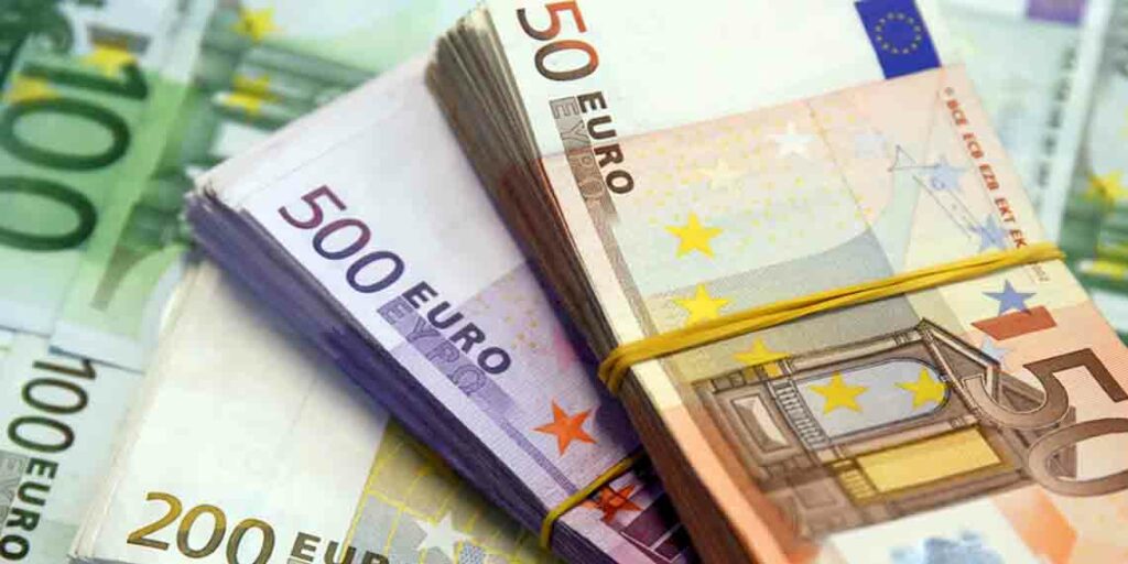 Argent liquide : une femme arrêtée avec 9200 euros non-déclarés