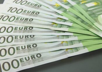 Prix du billet de 100 euros en dinars algériens au square Port-Saïd