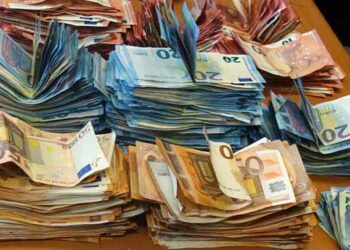 Douane Algérie : un voyageur arrêté avec 22 000 euros en liquide