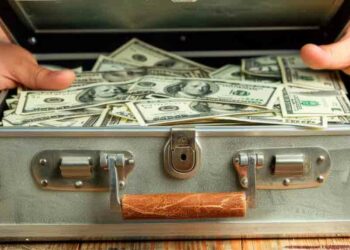 Un voyageur algérien arrêté avec plus de 50 000 dollars non-déclarés