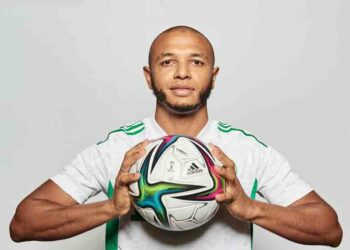 Yacine Brahimi inaugure un stade dans un village de Kabylie