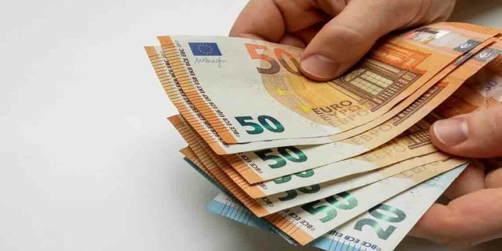 La nouvelle allocation touristique à 750 euros suscite la polémique