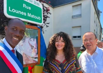 Le maire de Saint-Denis, Bally Bagayoko,Nadia, veuve de Matoub Lounès et Farid Aid, élu