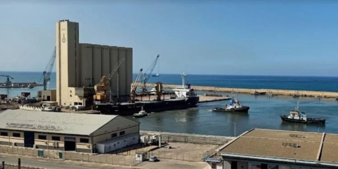 Vue des installations et des silos du port commercial de Mostaganem en Algérie.