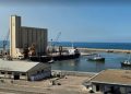 Vue des installations et des silos du port commercial de Mostaganem en Algérie.