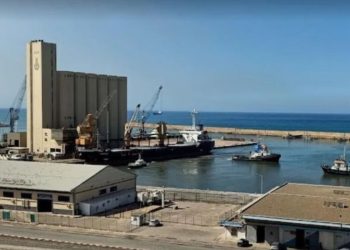 Vue des installations et des silos du port commercial de Mostaganem en Algérie.